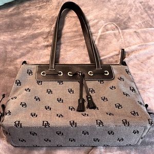 Dooney&bourke signature logo bag